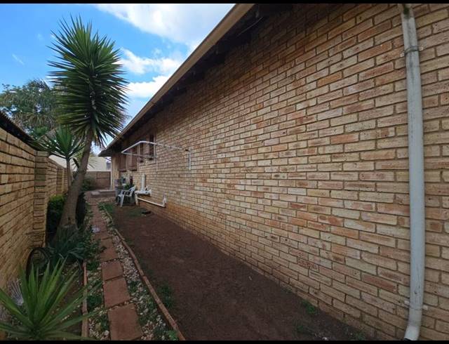 3 BEDROOM TOWNHOUSE FOR SALE IN GREENHILLS